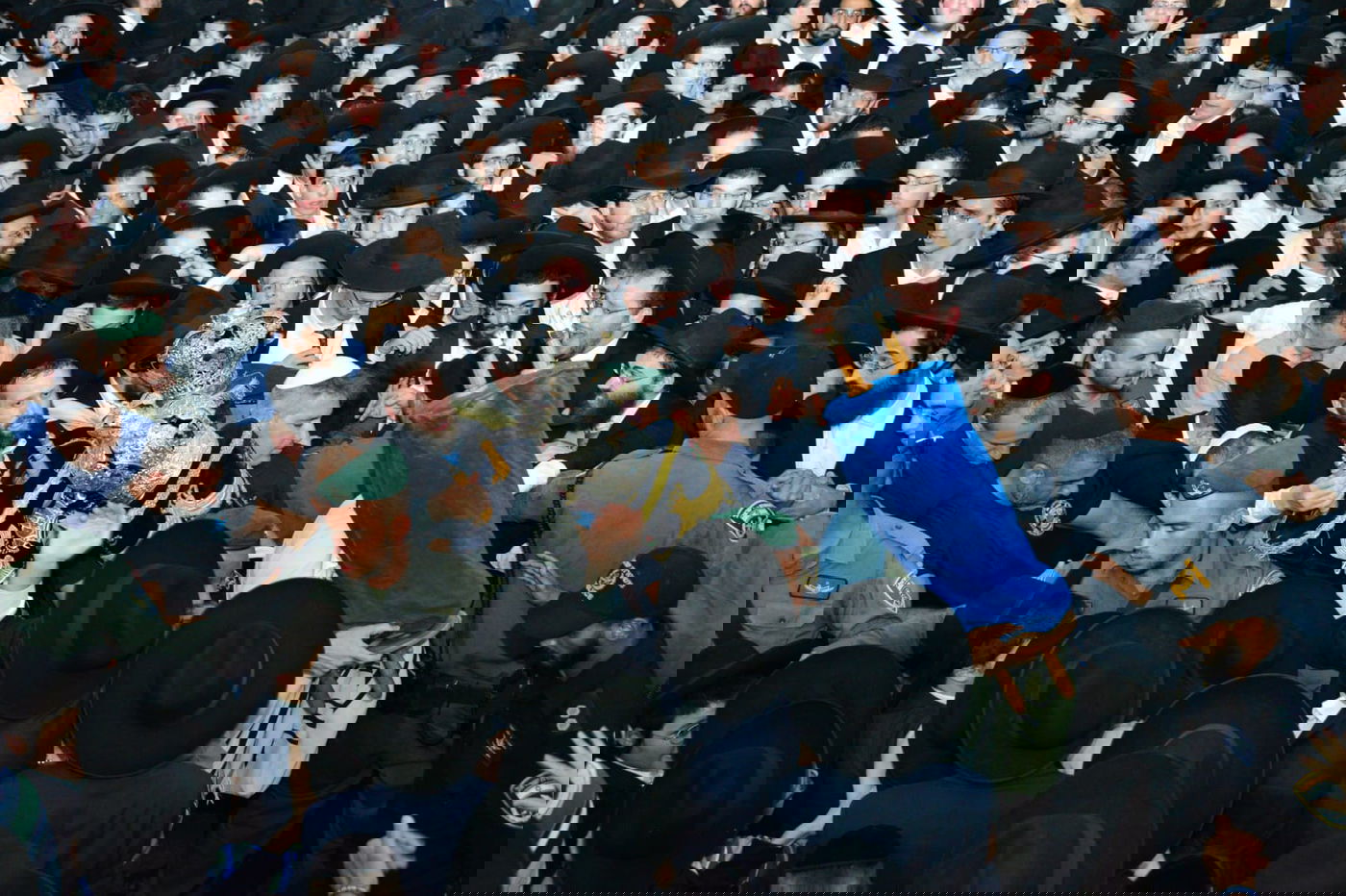 צפו: ספרי התורה הגנובים הושבו אל ארון הקודש