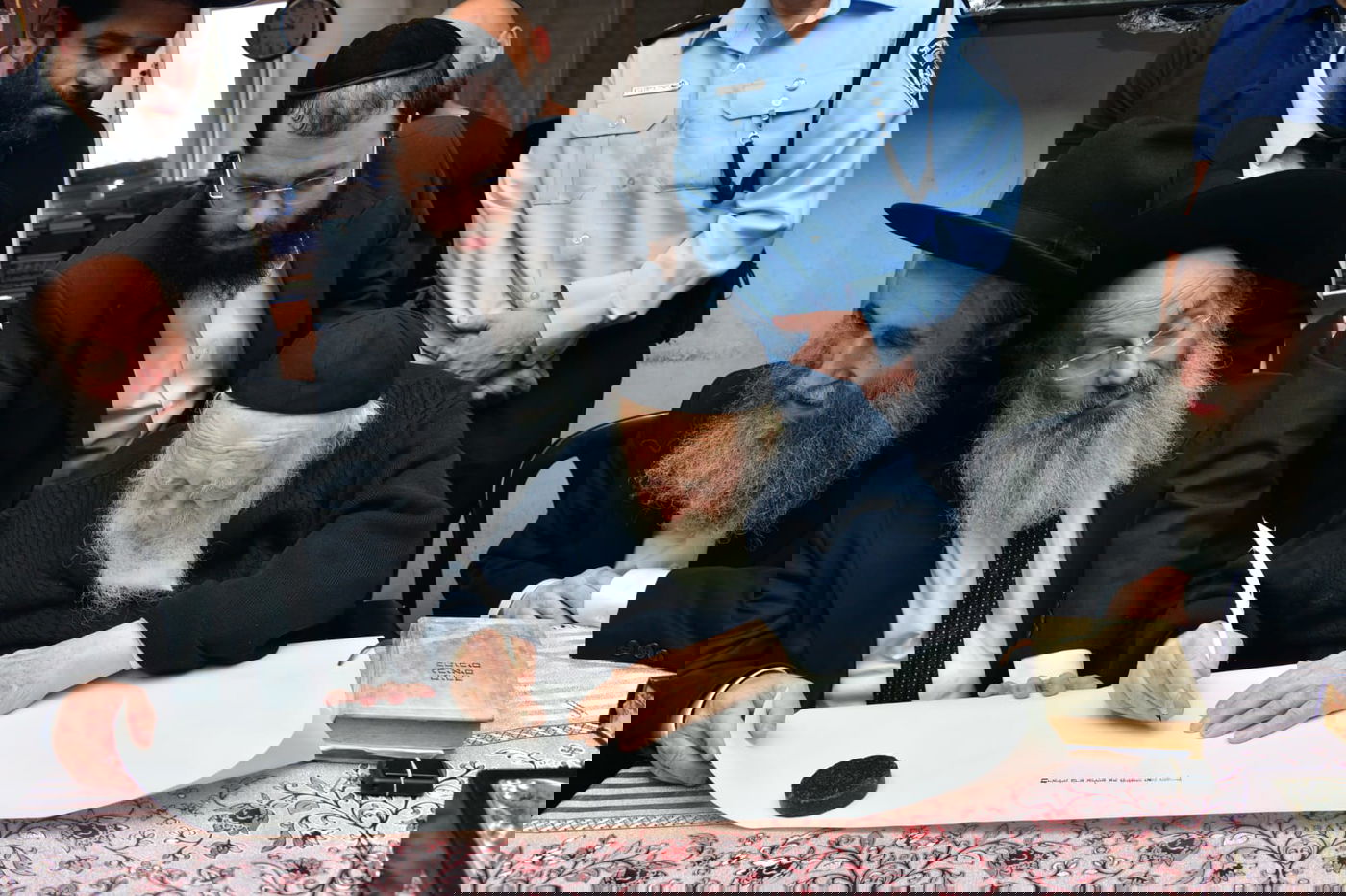 צפו: ספרי התורה הגנובים הושבו אל ארון הקודש