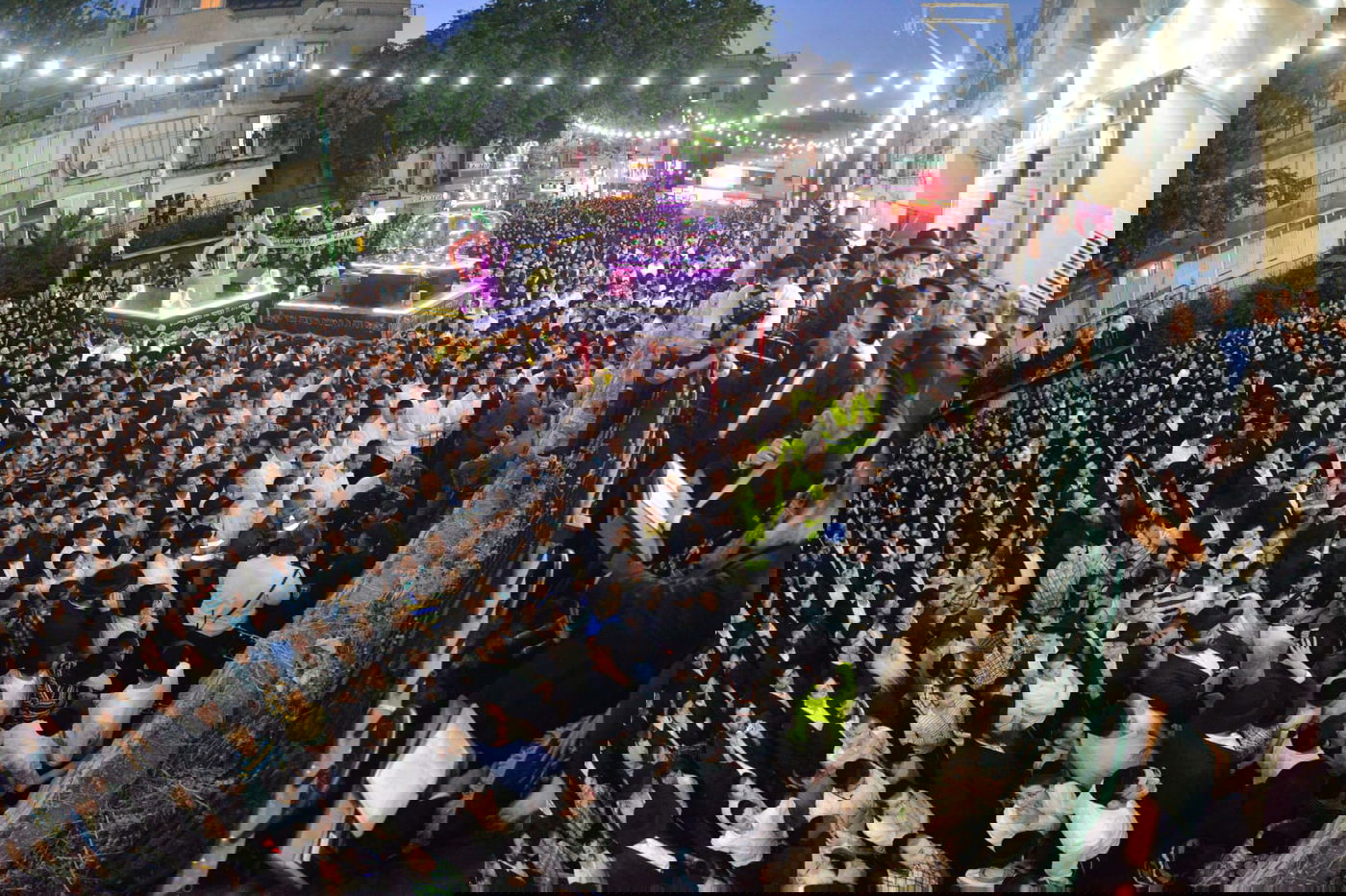 צפו: ספרי התורה הגנובים הושבו אל ארון הקודש