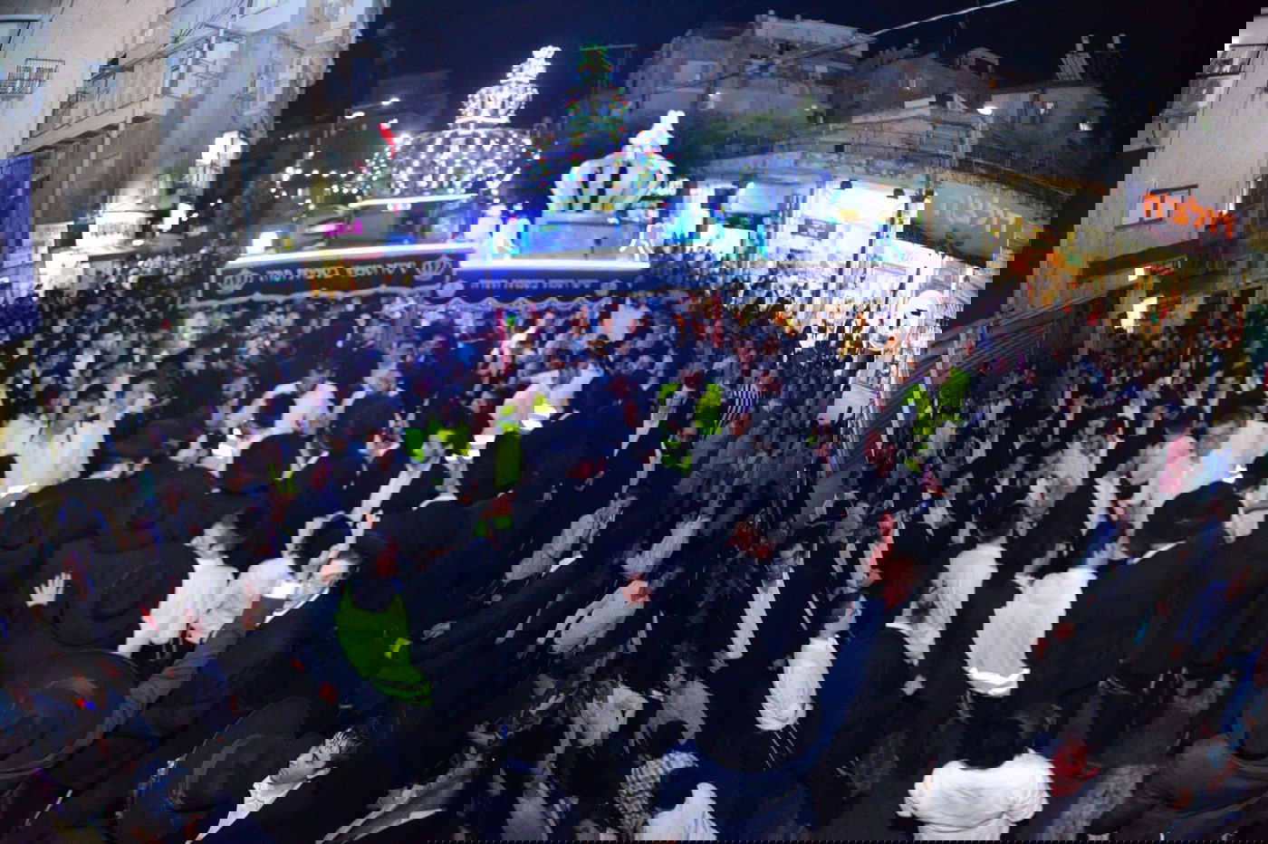 צפו: ספרי התורה הגנובים הושבו אל ארון הקודש