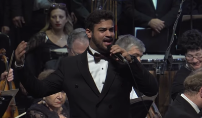 החזן יוסי שוורץ מבצע את היצירה הפופולרית