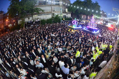 צפו: ספרי התורה הגנובים הושבו אל ארון הקודש