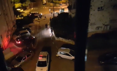 השוטרים מתחת לבית