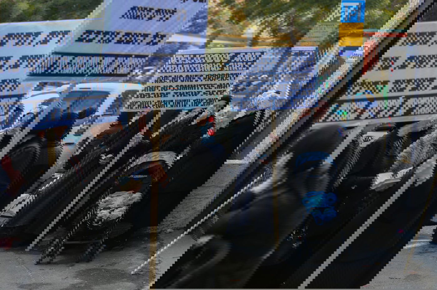 מפגינות חרדיות ליד הלשכה, ארכיון