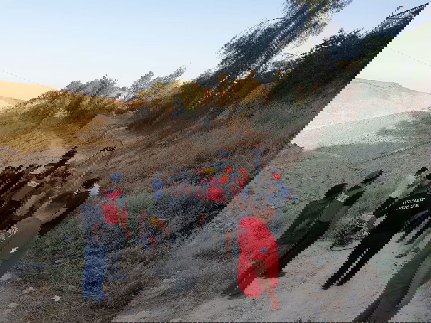 תיעוד: הגמל נפל לבור הביוב - וחולץ בשלום