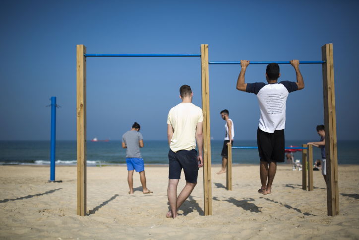 צעירים חרדים בים באשדוד