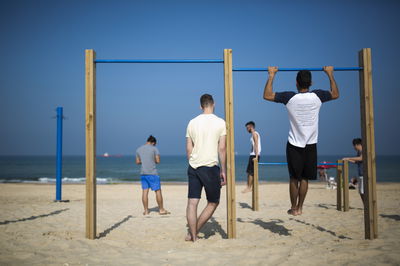 צעירים חרדים בים באשדוד