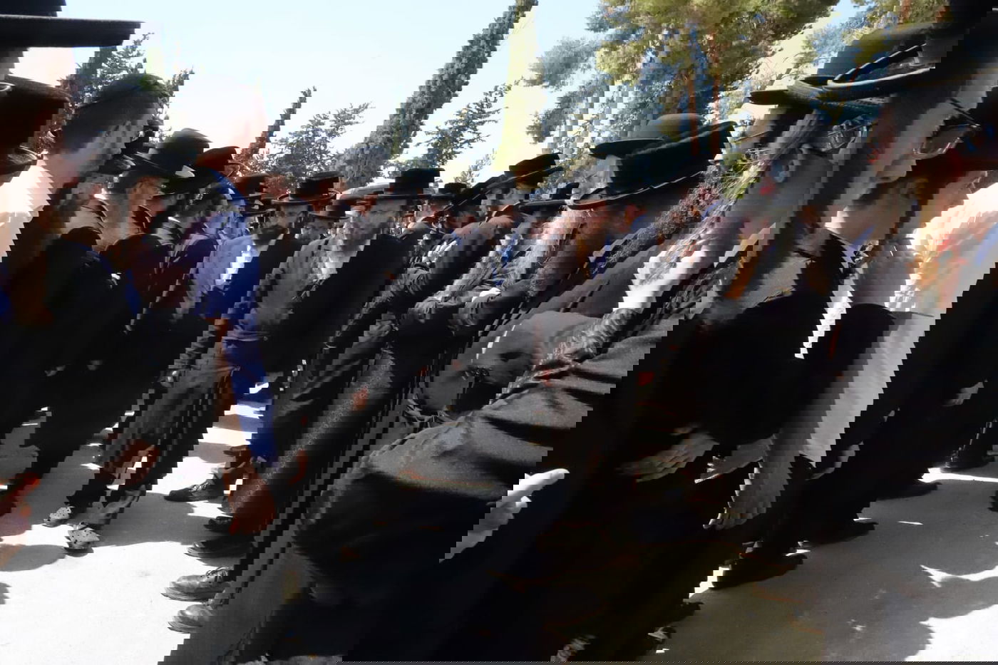 מאות בהלוויית הצלם של גדולי ישראל. צפו