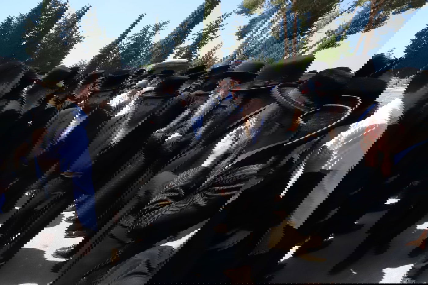 מאות בהלוויית הצלם של גדולי ישראל. צפו