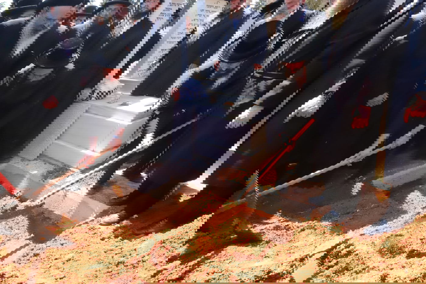 מאות בהלוויית הצלם של גדולי ישראל. צפו