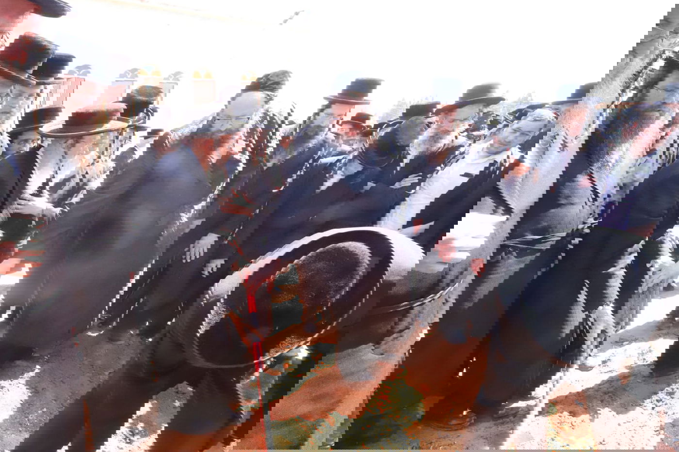 מאות בהלוויית הצלם של גדולי ישראל. צפו