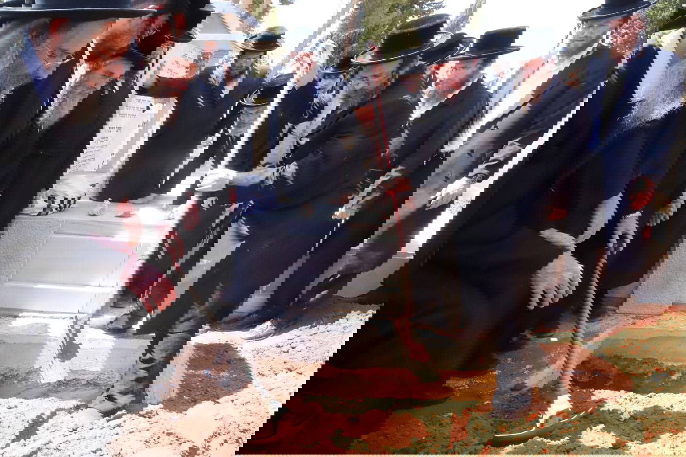 מאות בהלוויית הצלם של גדולי ישראל. צפו