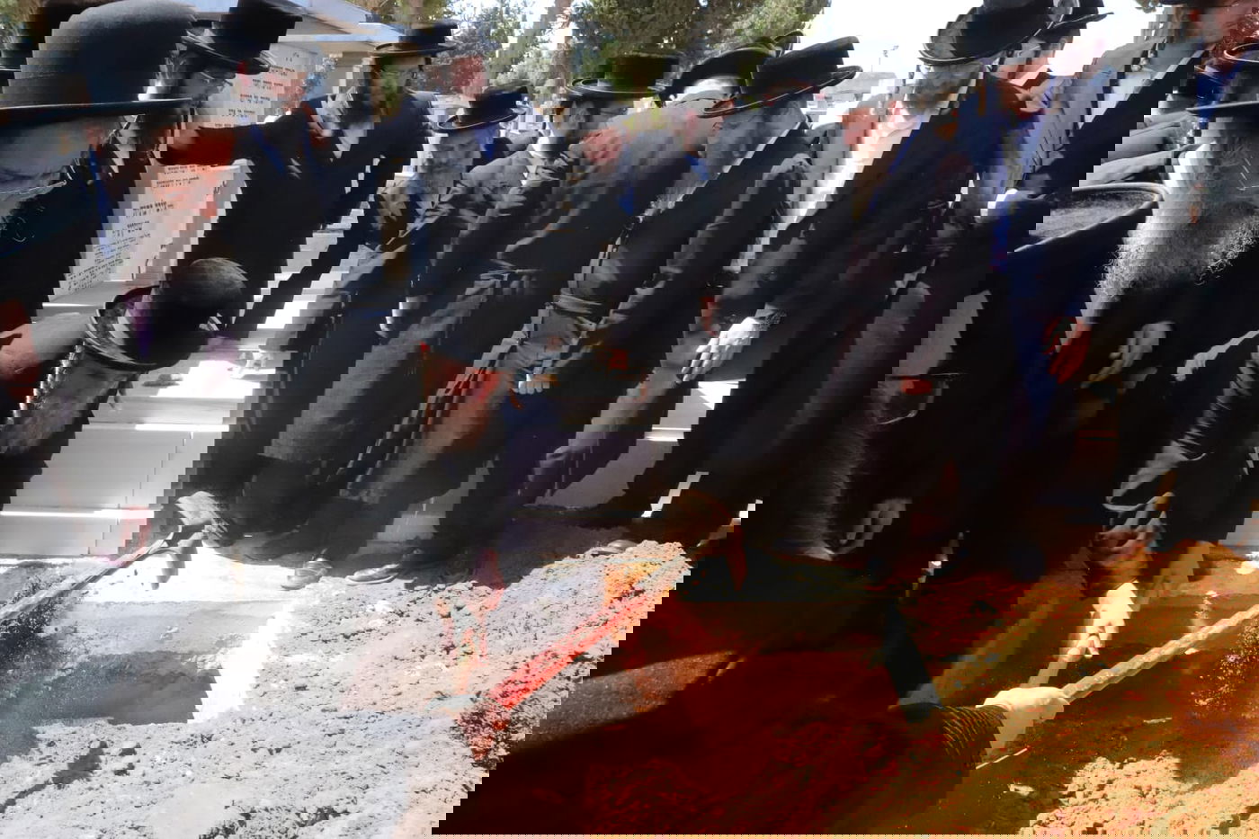 מאות בהלוויית הצלם של גדולי ישראל. צפו