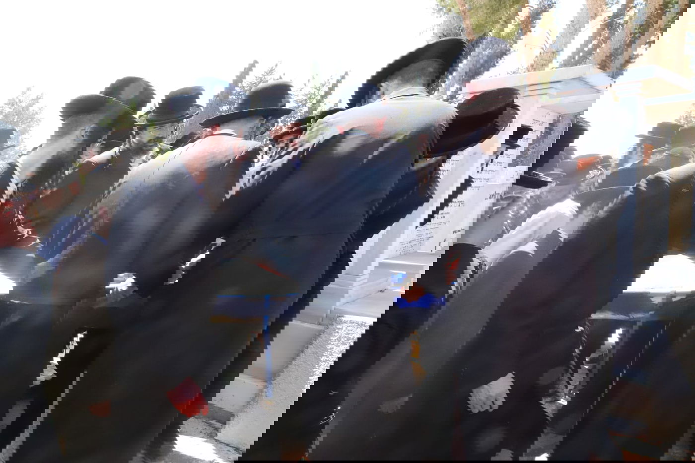 מאות בהלוויית הצלם של גדולי ישראל. צפו