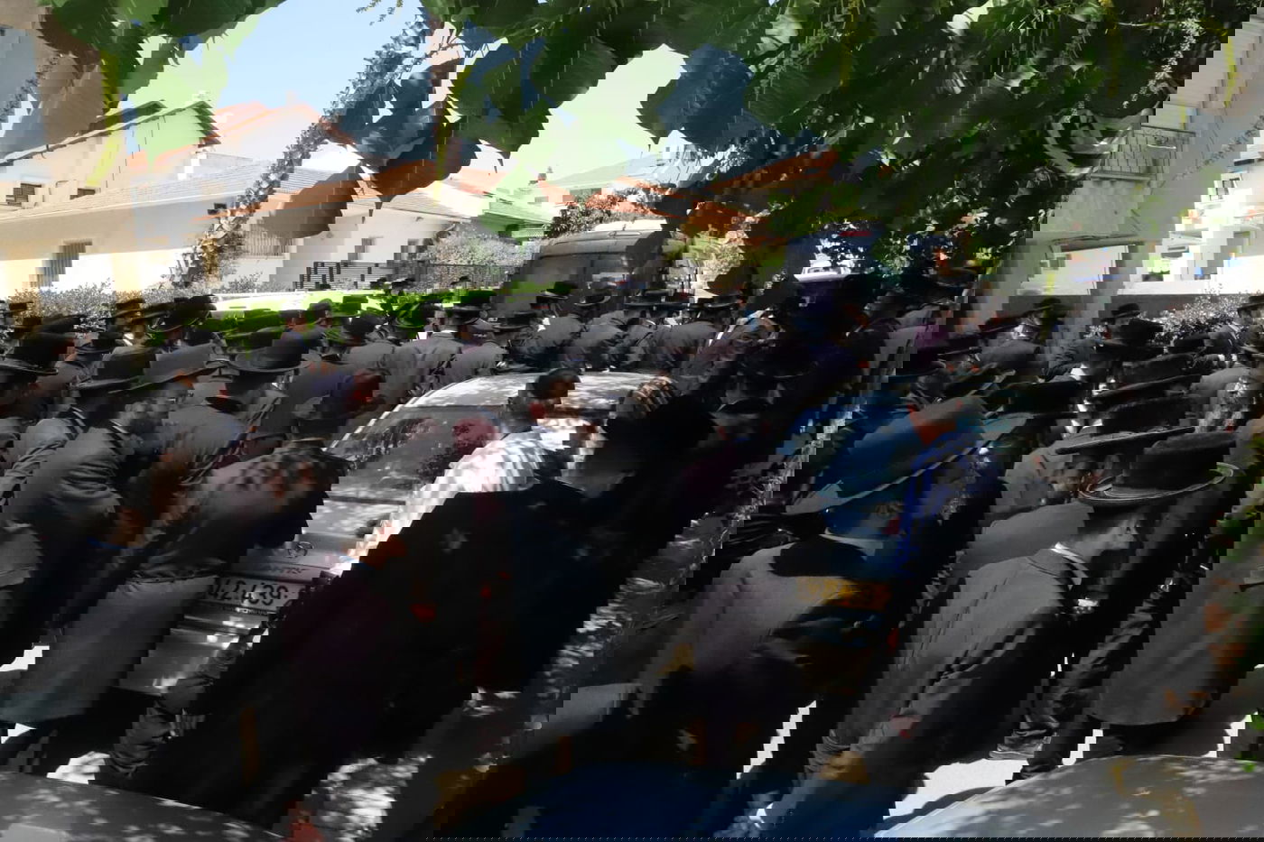 מאות בהלוויית הצלם של גדולי ישראל. צפו