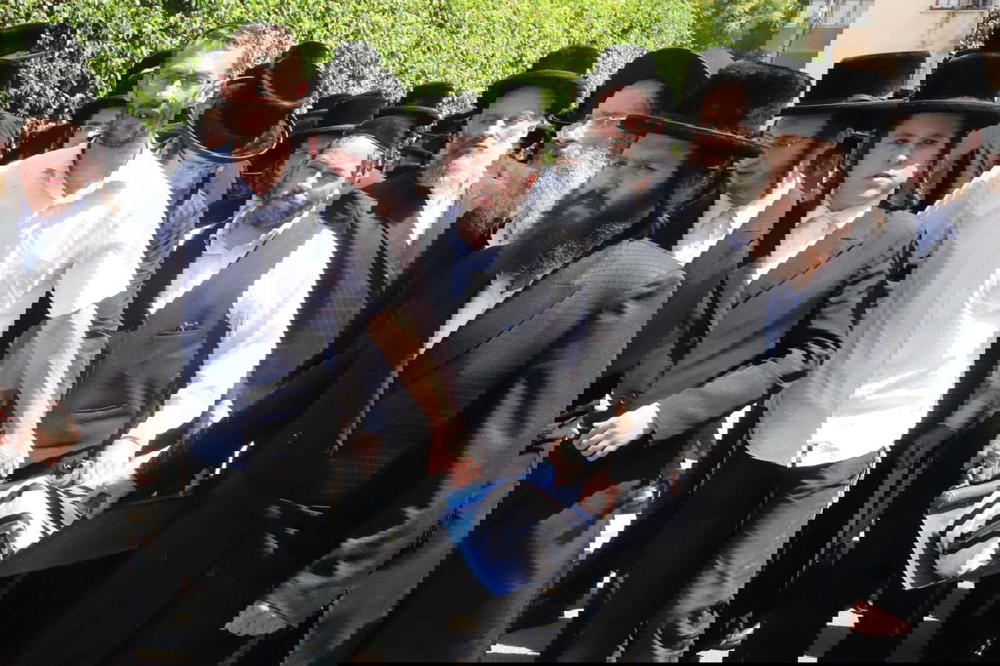 מאות בהלוויית הצלם של גדולי ישראל. צפו