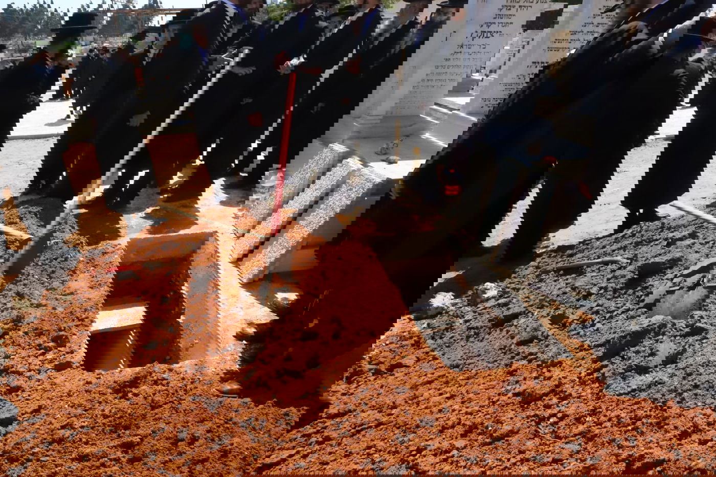 מאות בהלוויית הצלם של גדולי ישראל. צפו