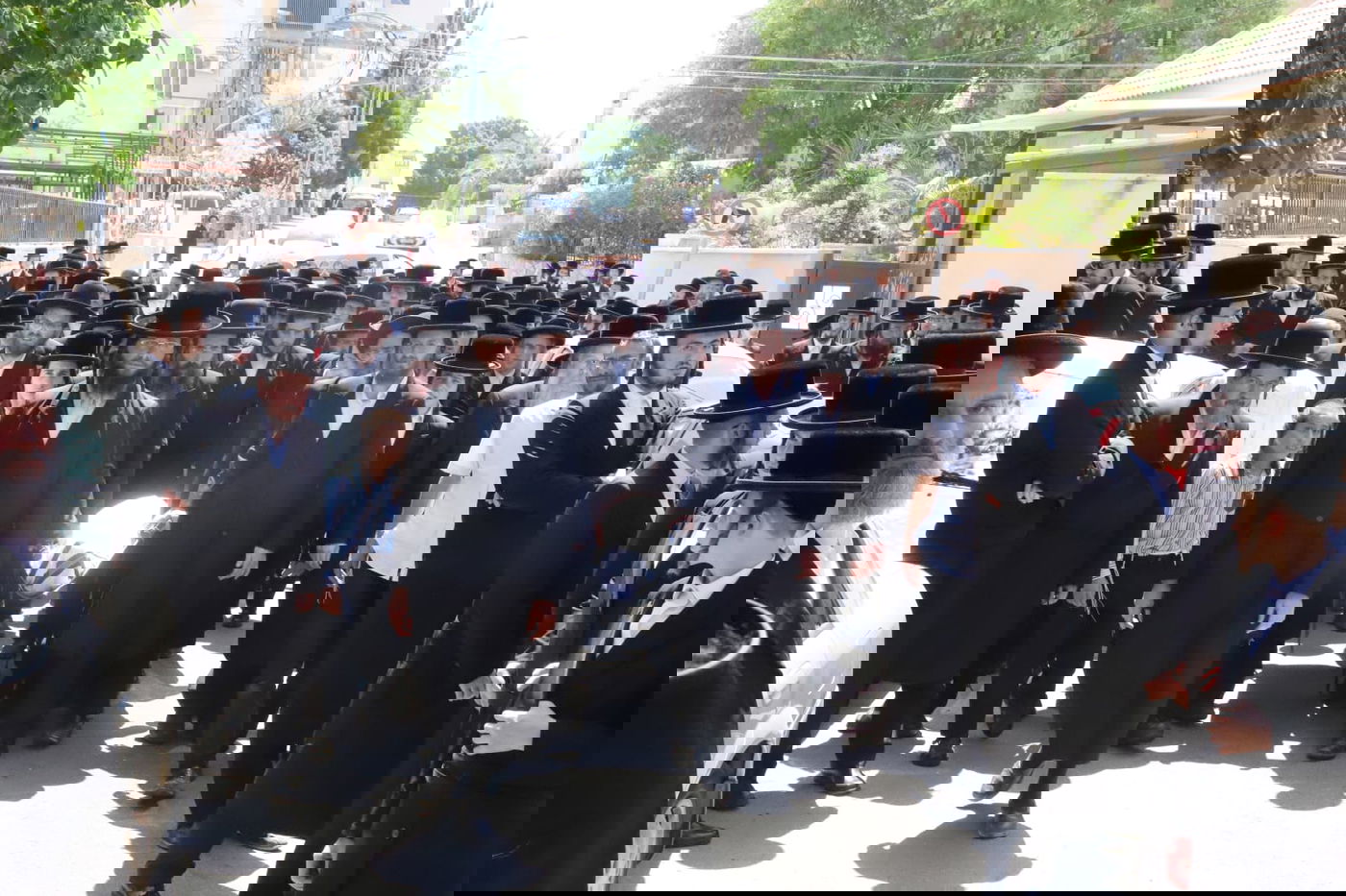 מאות בהלוויית הצלם של גדולי ישראל. צפו