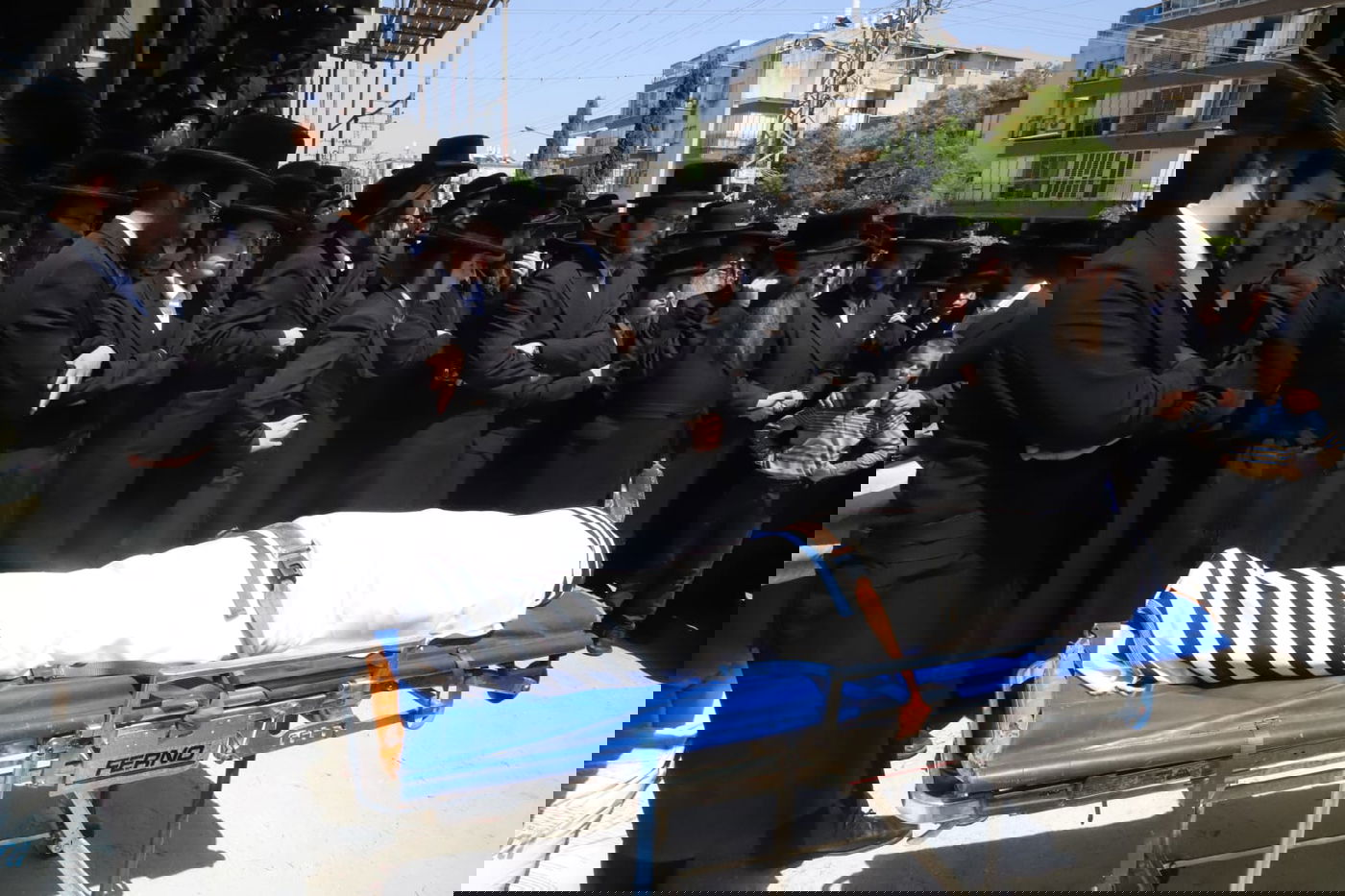 מאות בהלוויית הצלם של גדולי ישראל. צפו