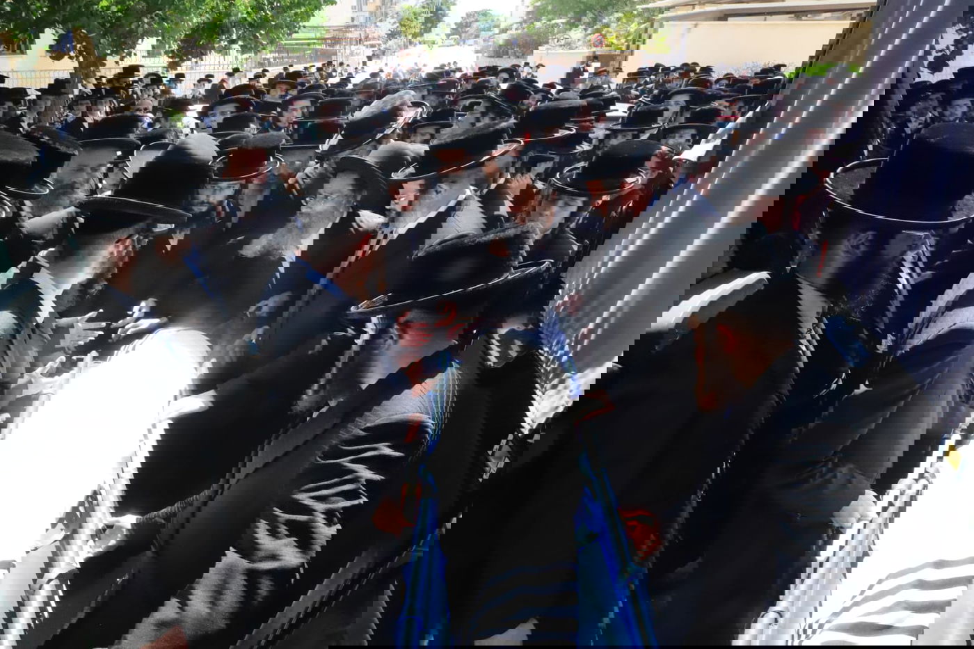 מאות בהלוויית הצלם של גדולי ישראל. צפו