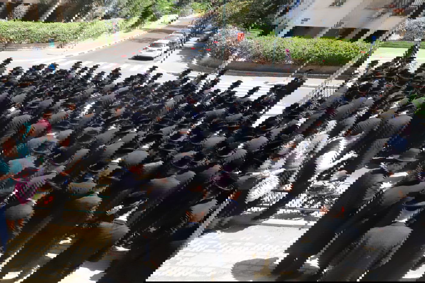 מאות בהלוויית הצלם של גדולי ישראל. צפו