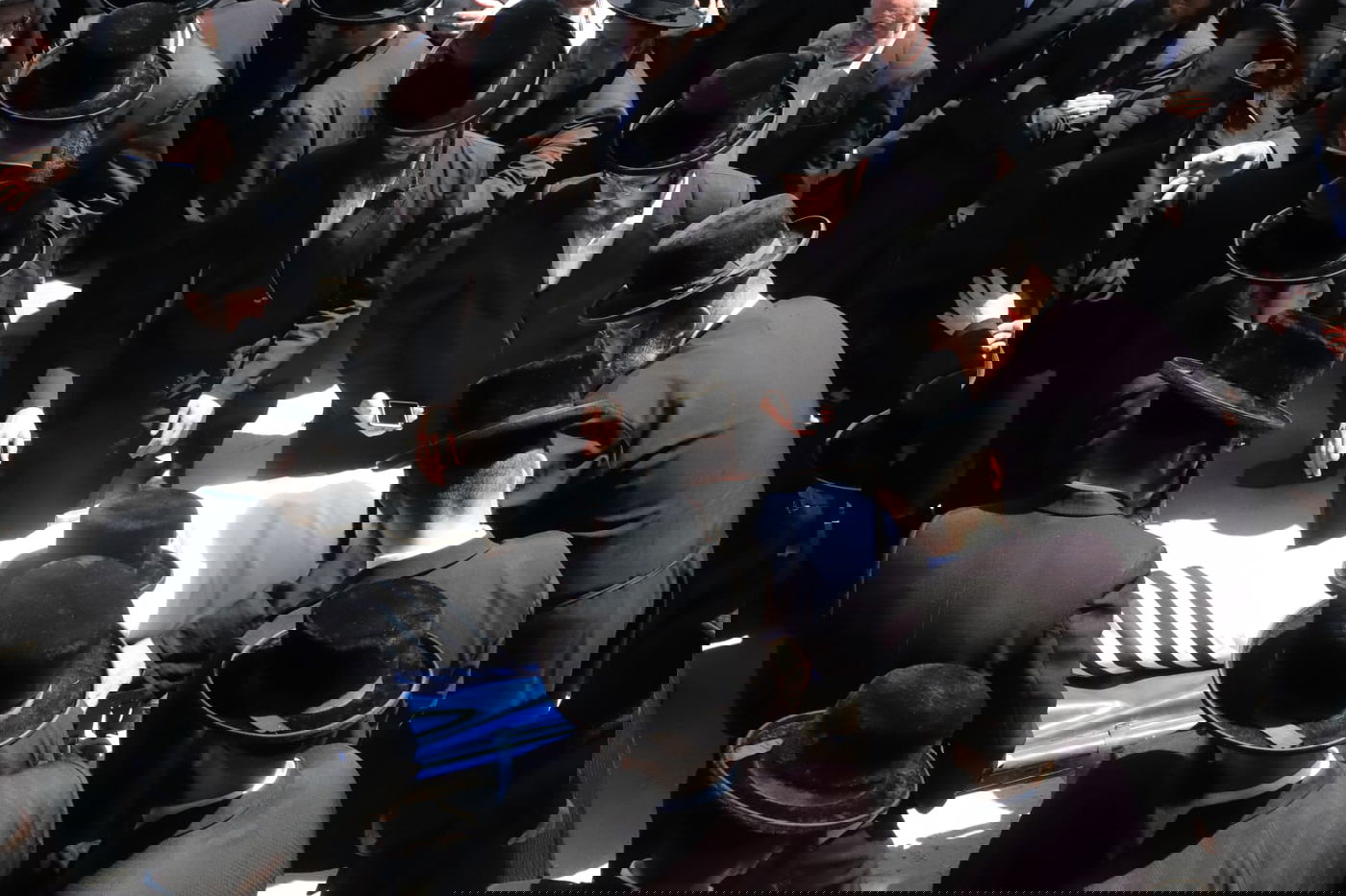 מאות בהלוויית הצלם של גדולי ישראל. צפו