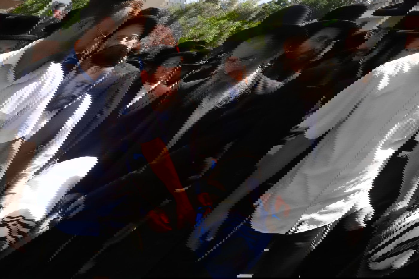 מאות בהלוויית הצלם של גדולי ישראל. צפו