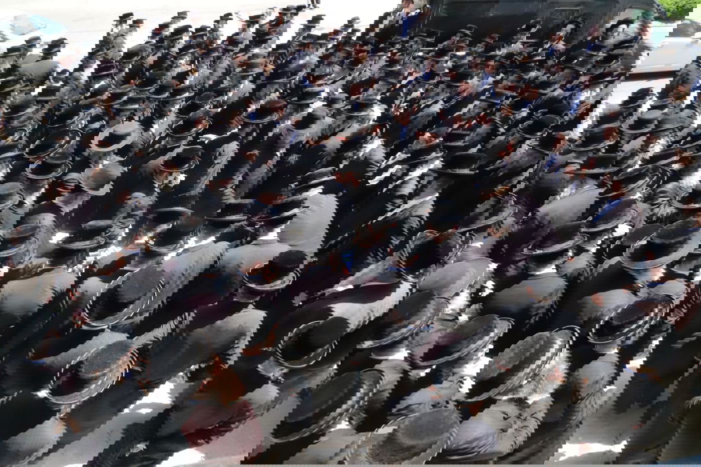 מאות בהלוויית הצלם של גדולי ישראל. צפו