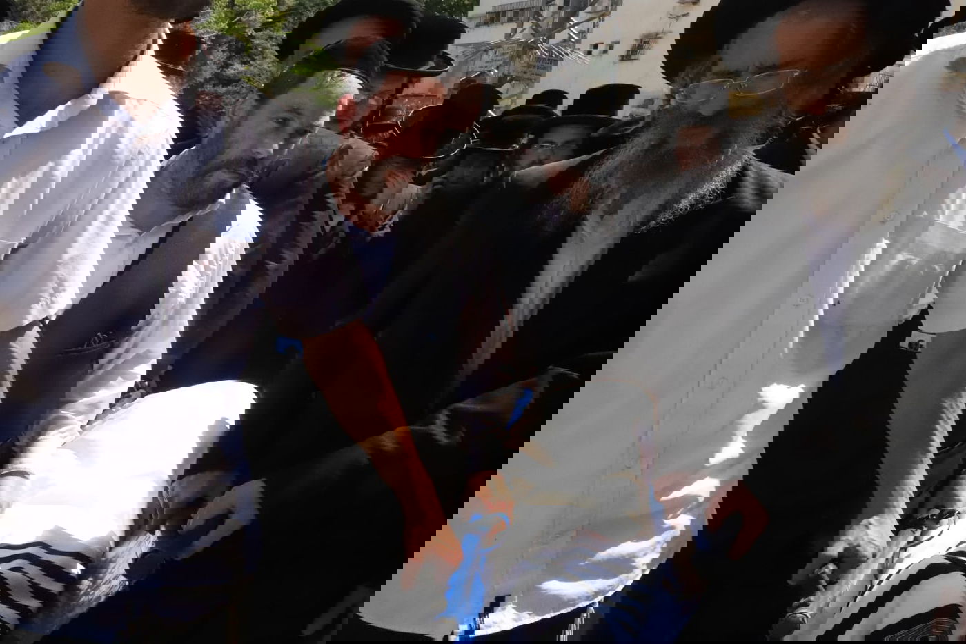 מאות בהלוויית הצלם של גדולי ישראל. צפו