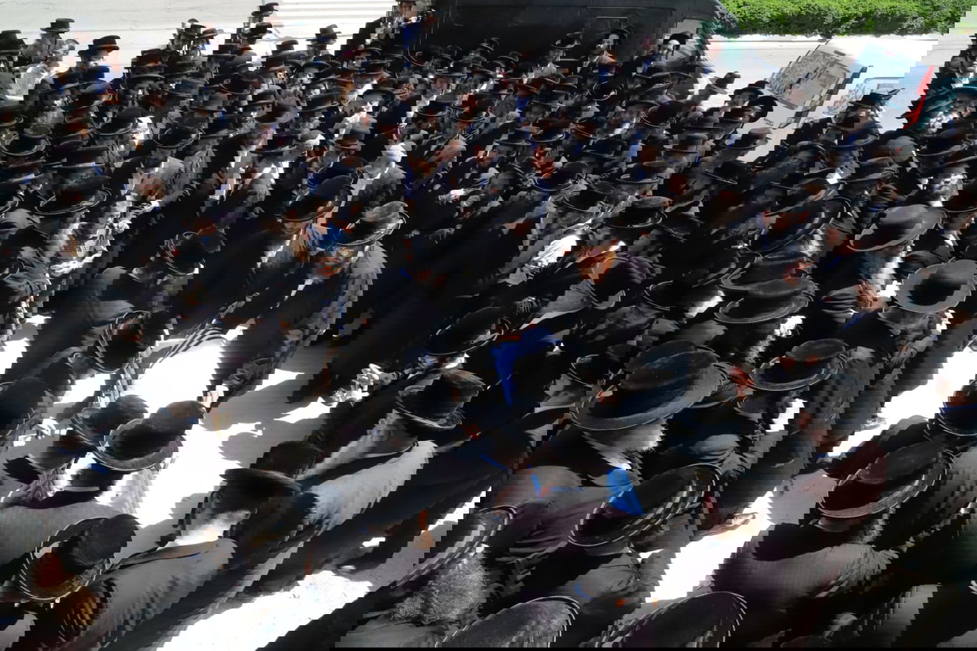 מאות בהלוויית הצלם של גדולי ישראל. צפו