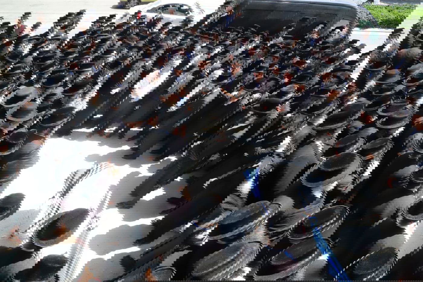 מאות בהלוויית הצלם של גדולי ישראל. צפו