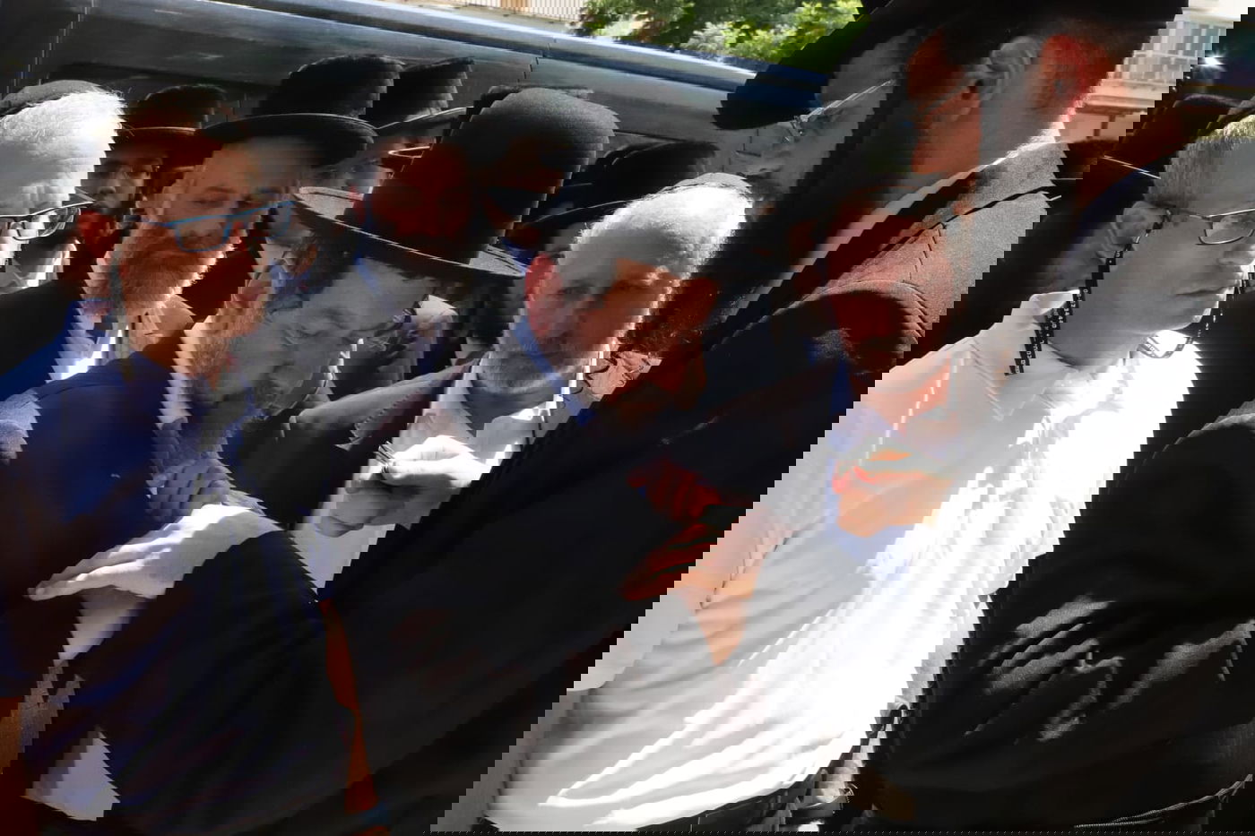 מאות בהלוויית הצלם של גדולי ישראל. צפו