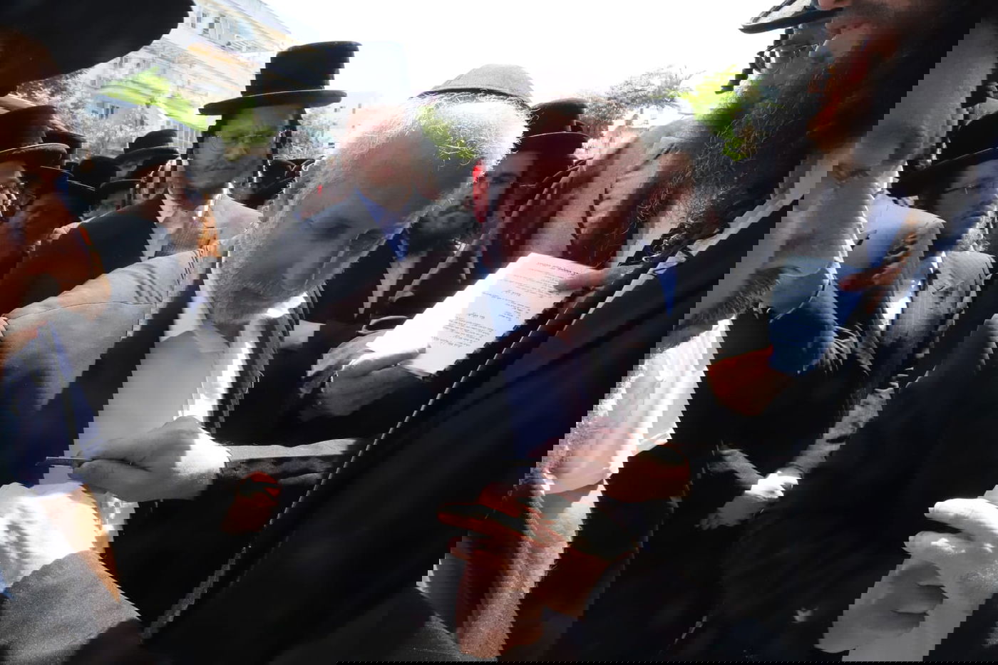 מאות בהלוויית הצלם של גדולי ישראל. צפו