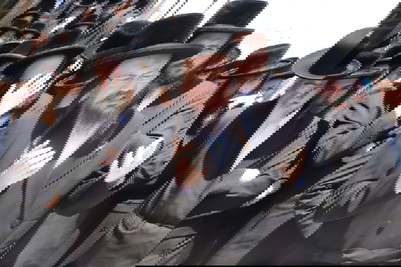 מאות בהלוויית הצלם של גדולי ישראל. צפו