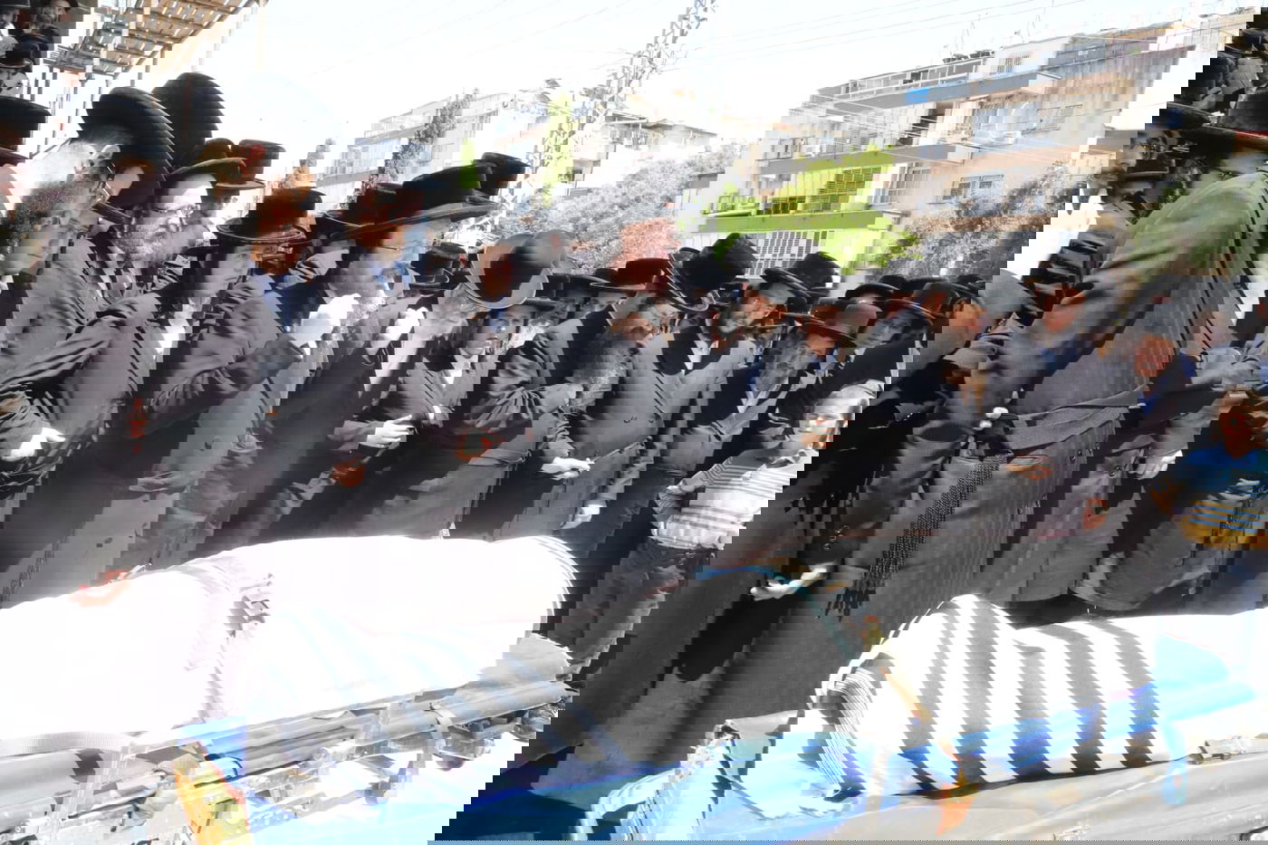 מאות בהלוויית הצלם של גדולי ישראל. צפו