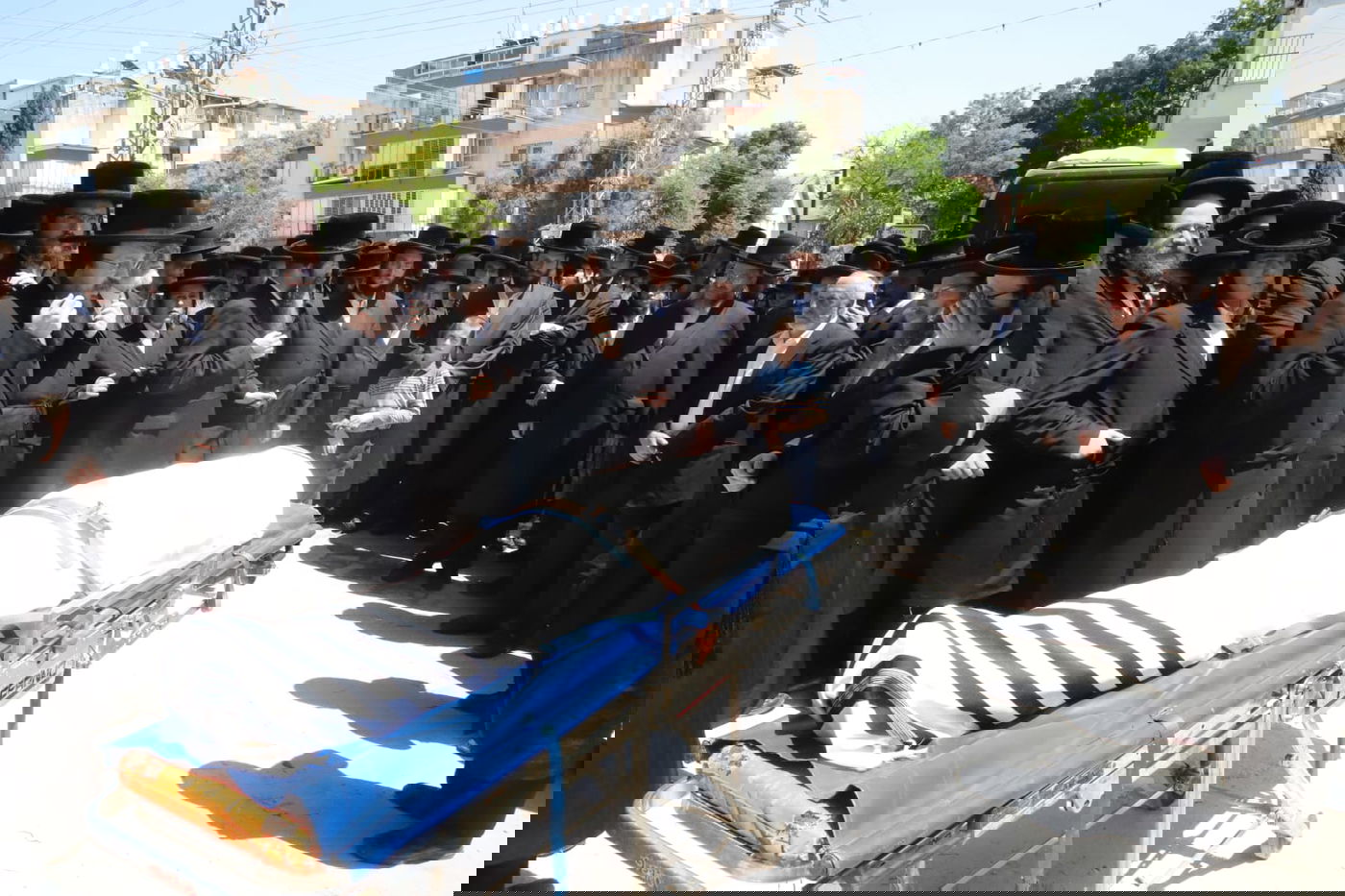 מאות בהלוויית הצלם של גדולי ישראל. צפו