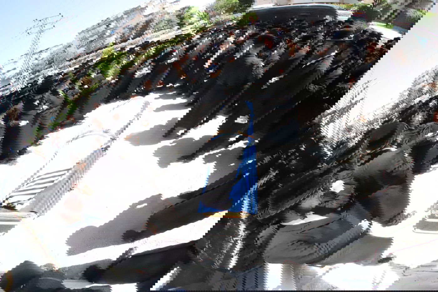 מאות בהלוויית הצלם של גדולי ישראל. צפו