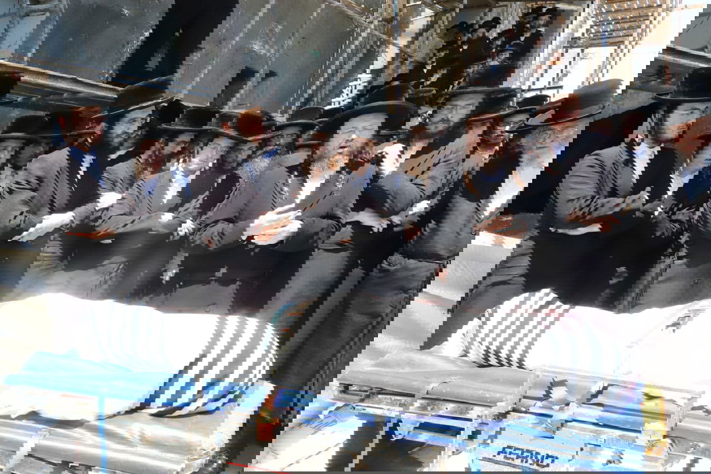 מאות בהלוויית הצלם של גדולי ישראל. צפו