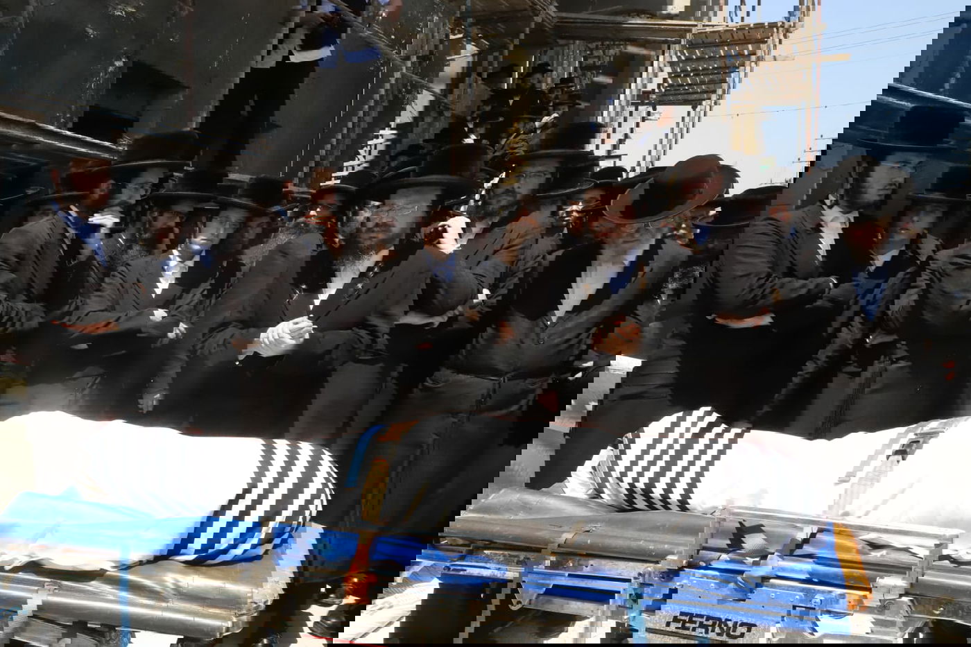 מאות בהלוויית הצלם של גדולי ישראל. צפו