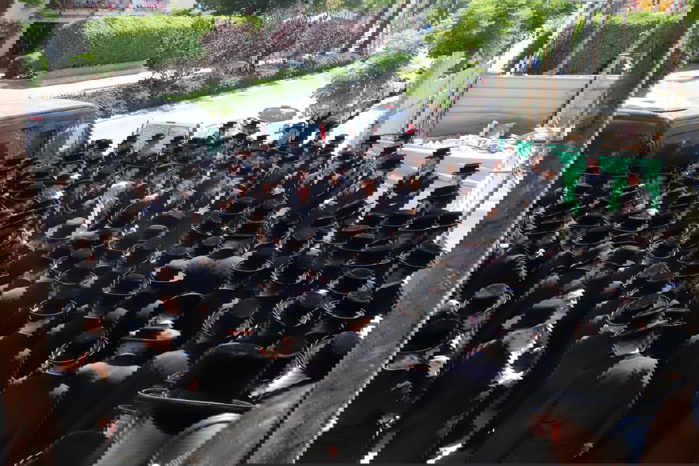 מאות בהלוויית הצלם של גדולי ישראל. צפו