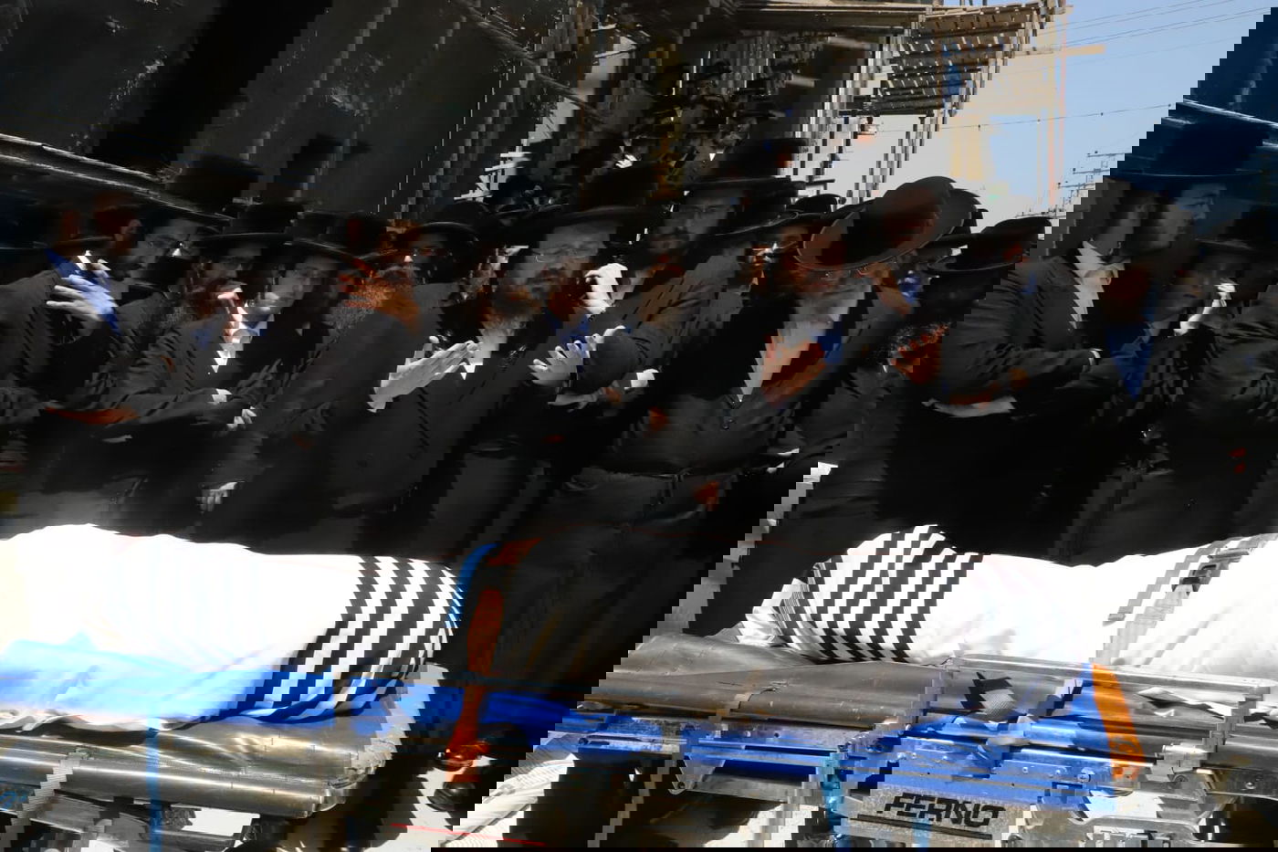 מאות בהלוויית הצלם של גדולי ישראל. צפו