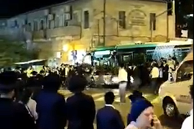 צפו: האוטובוס דהר אל המפגינים הקיצונים