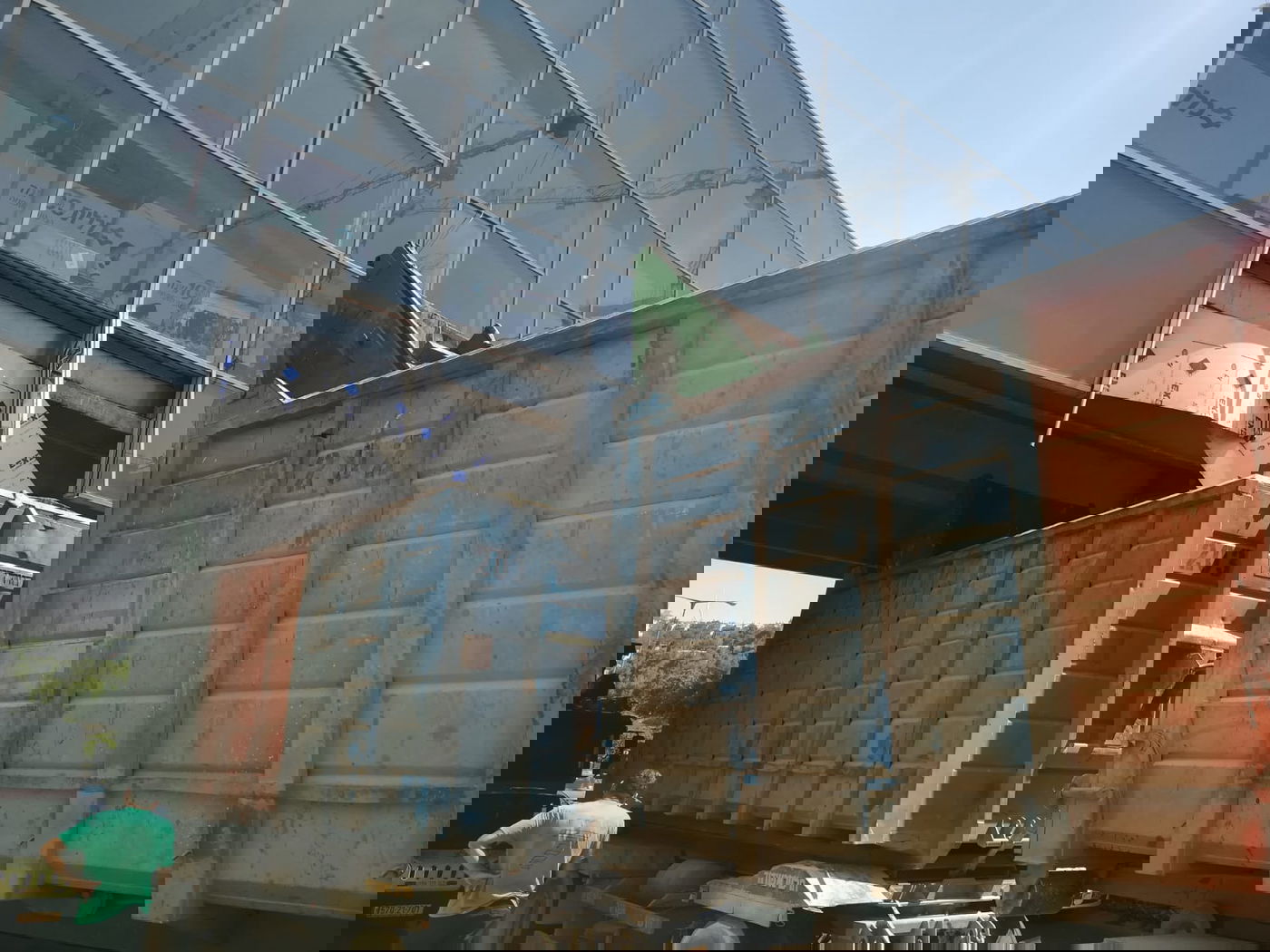 ירושלים: משאית נכנסה בגשר להולכי רגל