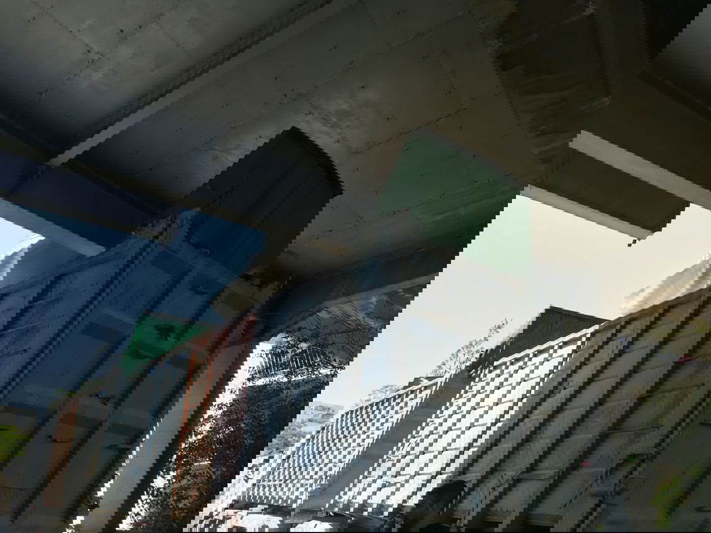 ירושלים: משאית נכנסה בגשר להולכי רגל