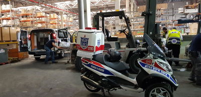 מלגזה נפלה: פועל אחד נהרג, השני נפצע