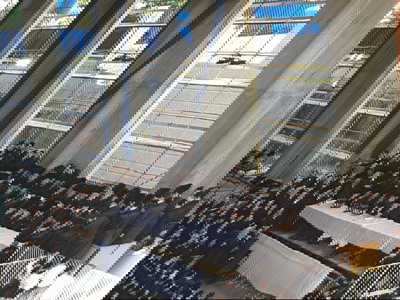 הגוי צילם: כך נראה 'טיש' חג השבועות בגור