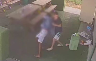 מכות ובקבוק זכוכית: תקפו אדם נעצרו • צפו