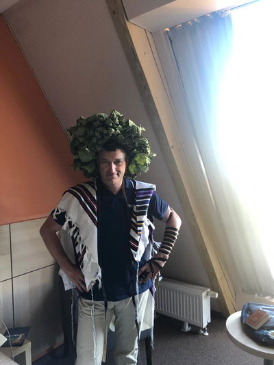 יהודי עם זר על ראשו