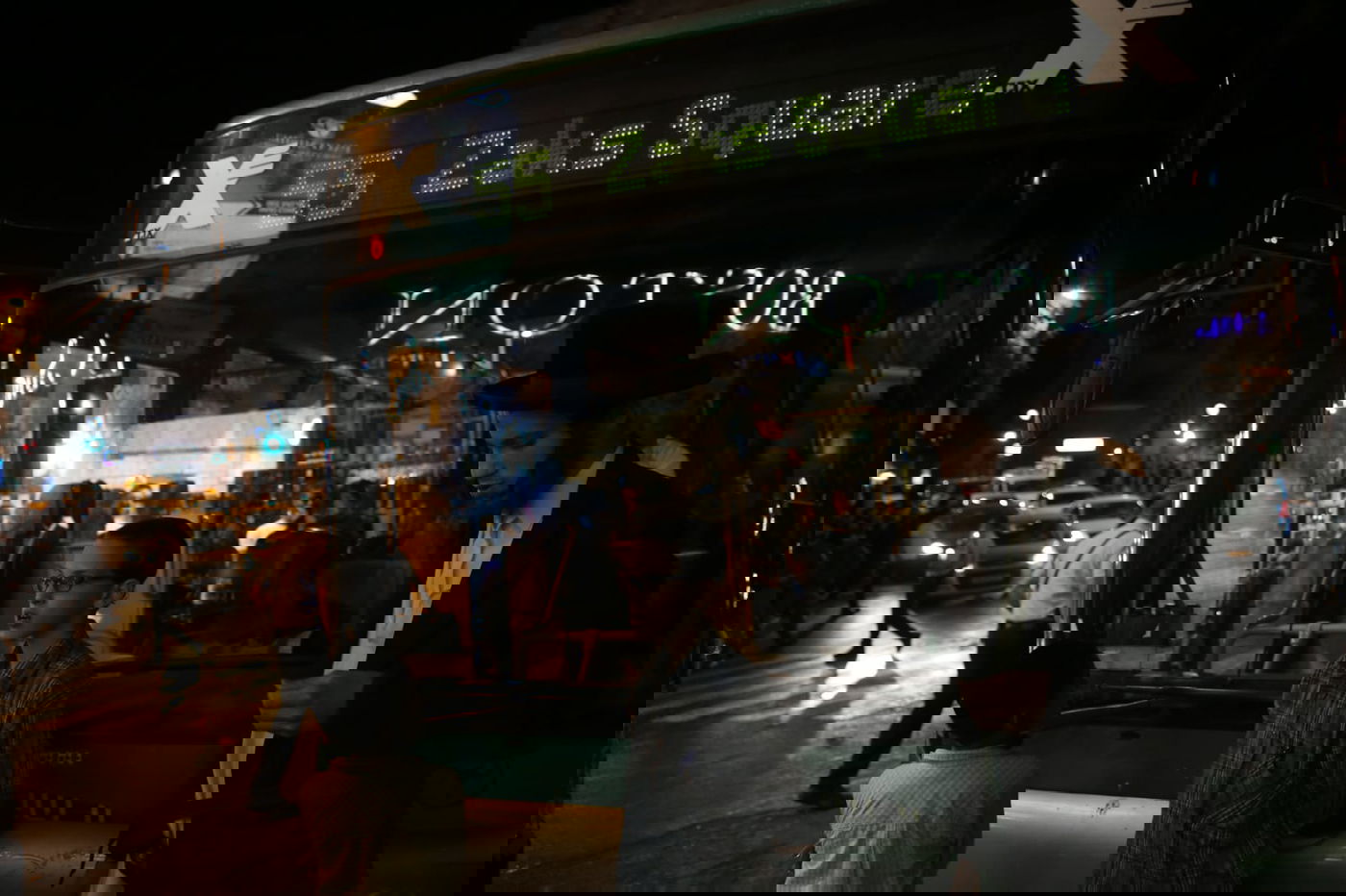 המפגינים הציתו פחים וגנבו ציוד מהכבאים