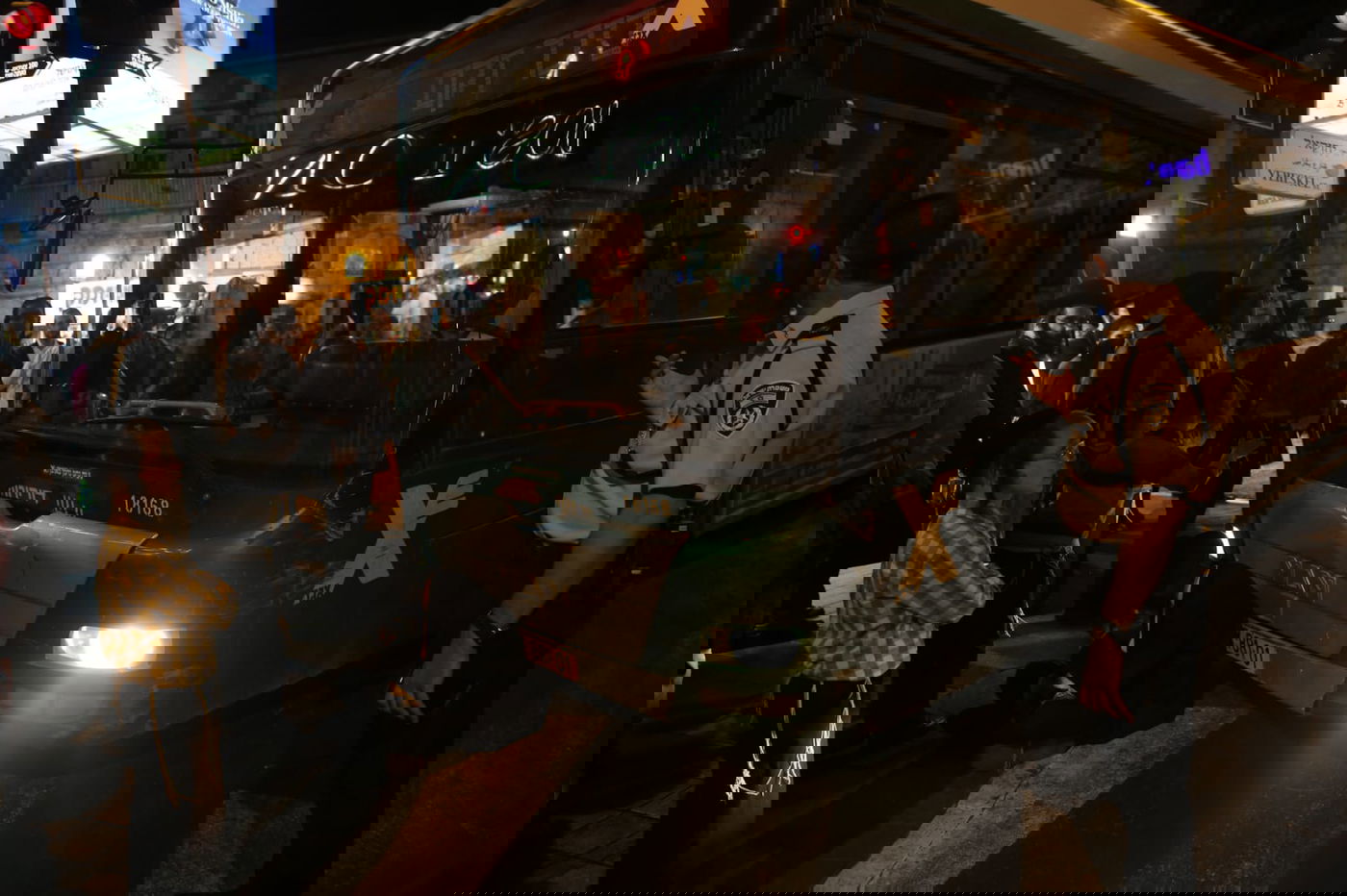 המפגינים הציתו פחים וגנבו ציוד מהכבאים